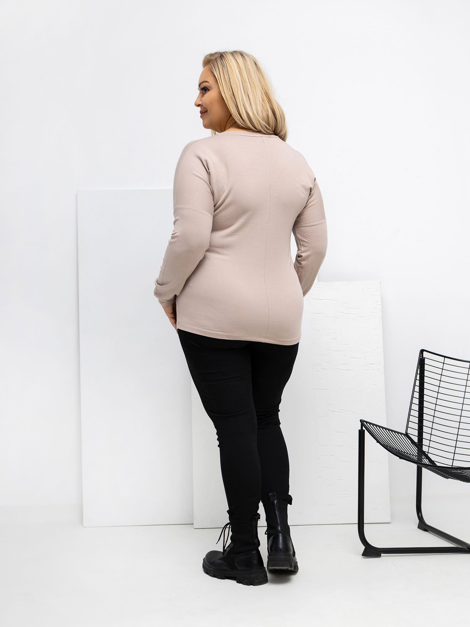 Beżowa bluzka plus size z dekoltem V