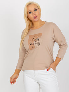 Beżowa bluzka plus size z nadrukiem i napisem
