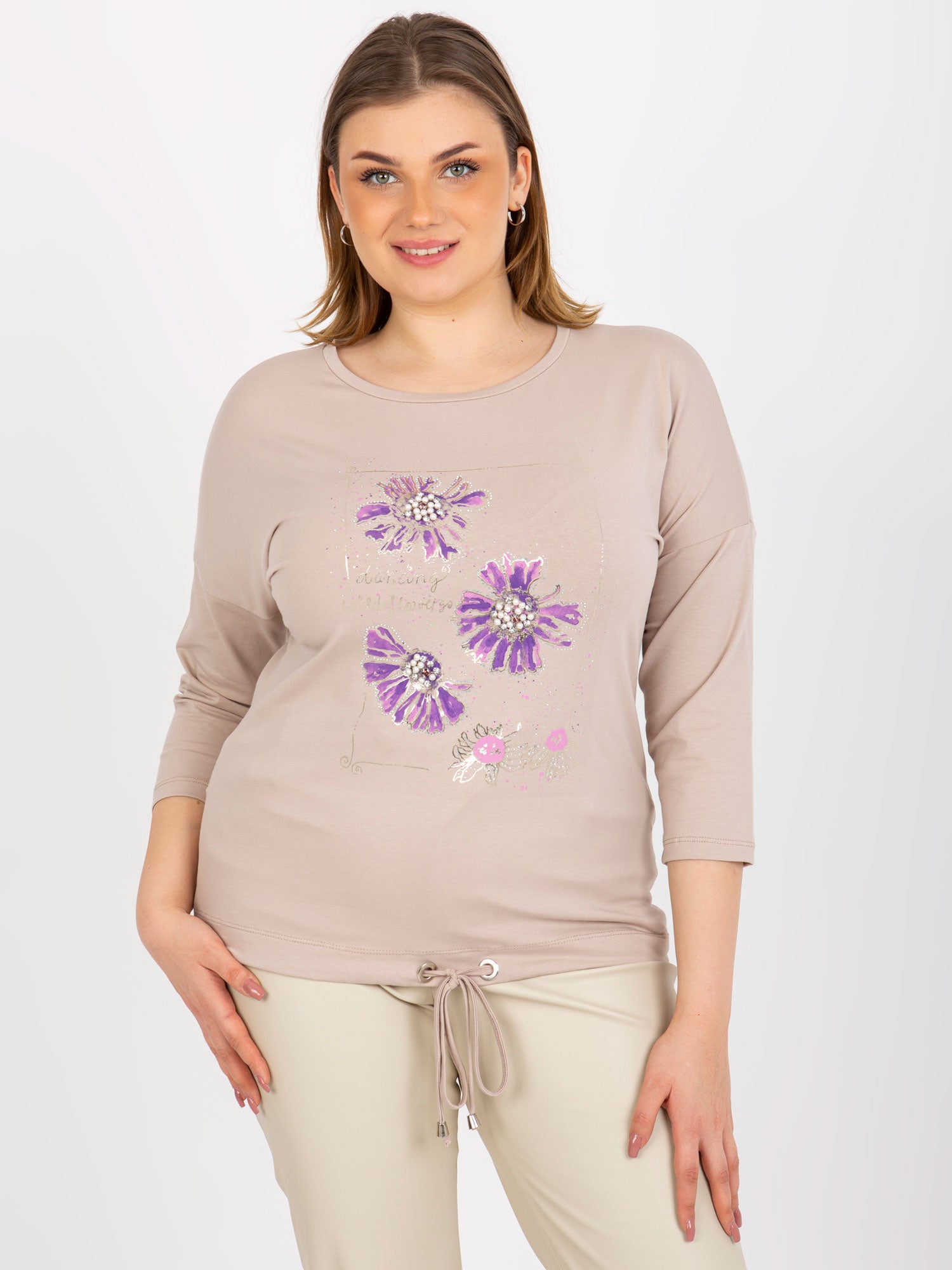 Beżowa bluzka plus size z aplikacją i nadrukiem