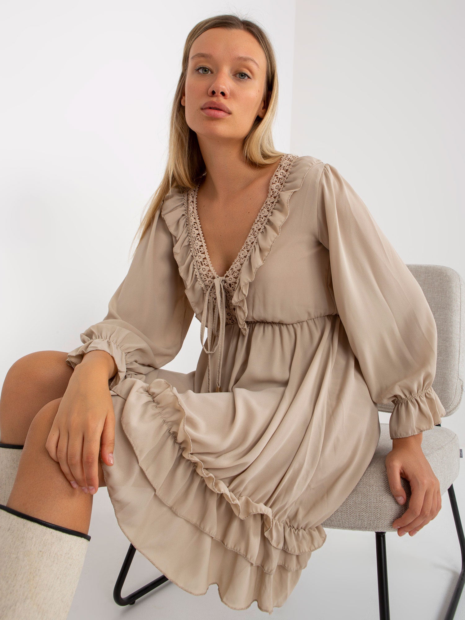 Beżowa mini sukienka z falbaną w stylu boho OCH BELLA
