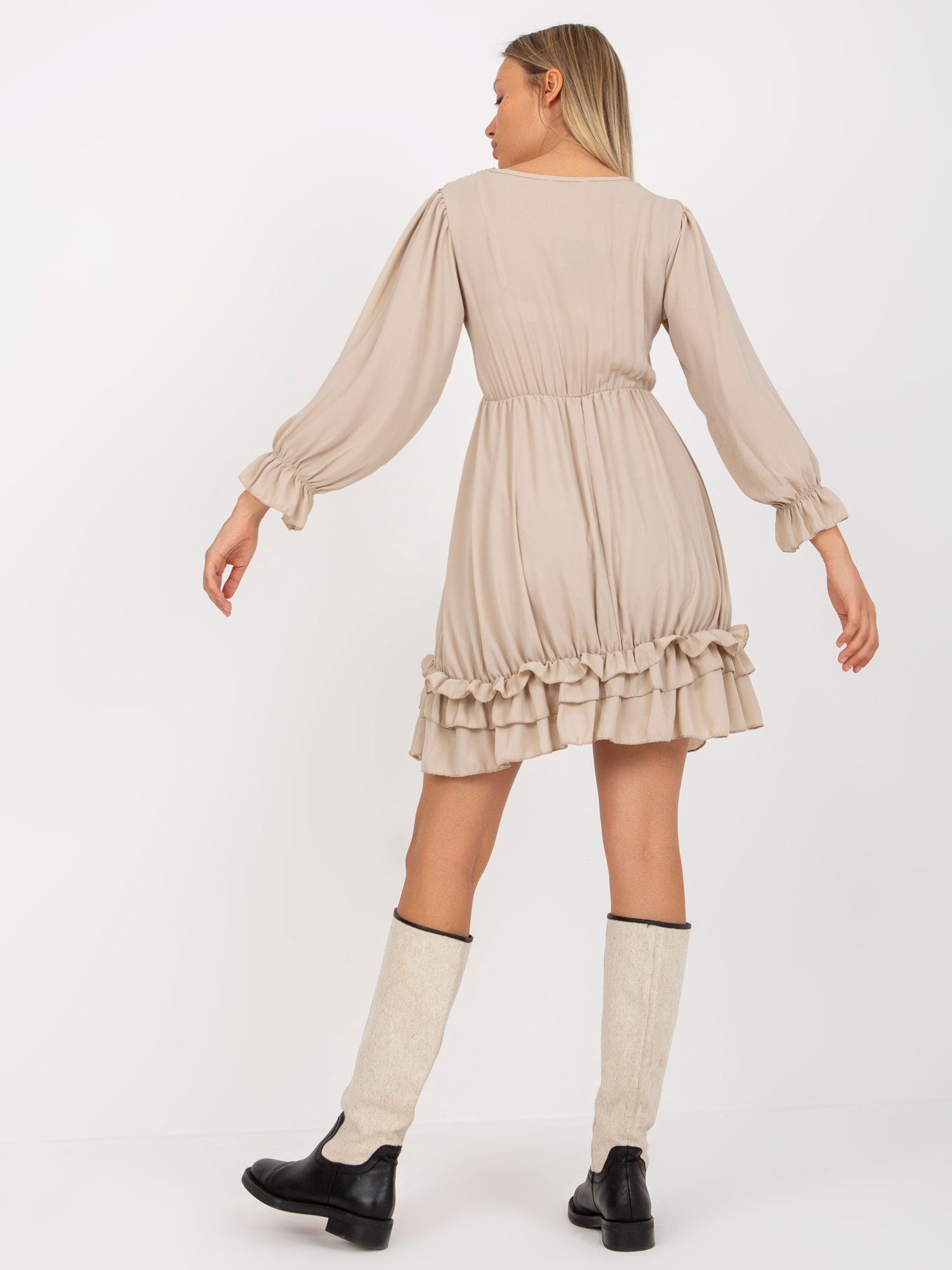 Beżowa mini sukienka z falbaną w stylu boho OCH BELLA