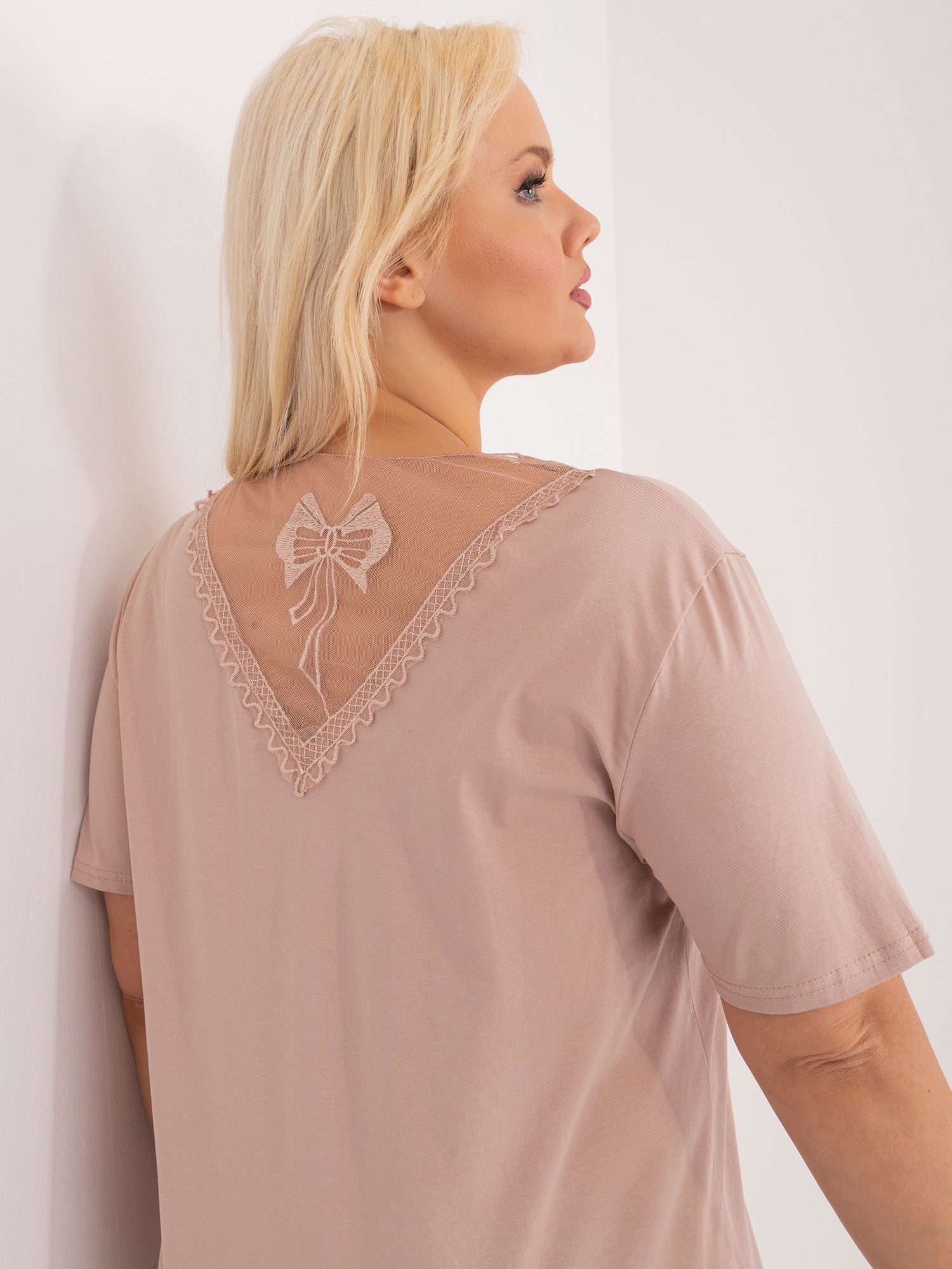 Beżowa bawełniana bluzka plus size z koronką na plecach