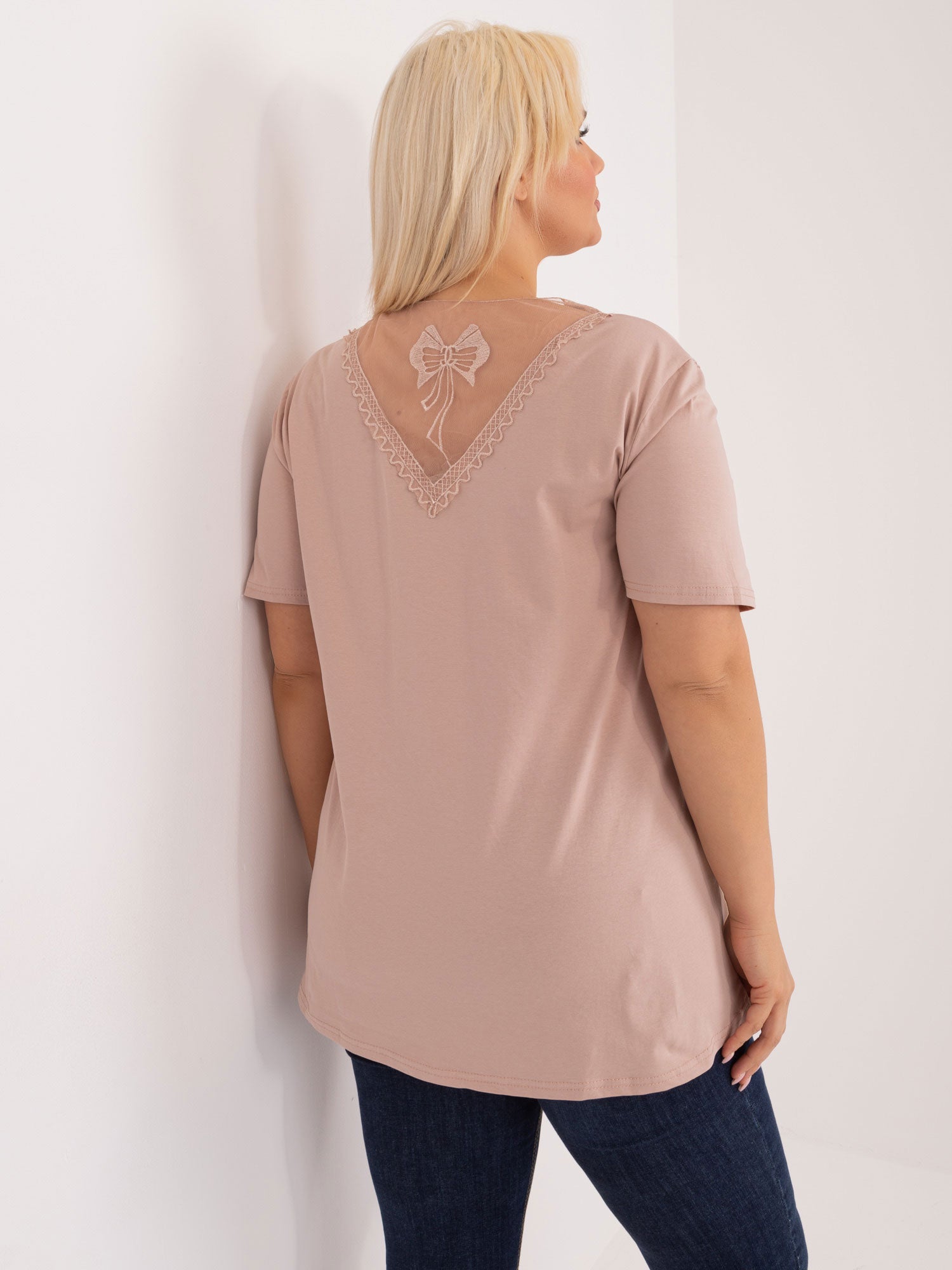 Beżowa bawełniana bluzka plus size z koronką na plecach