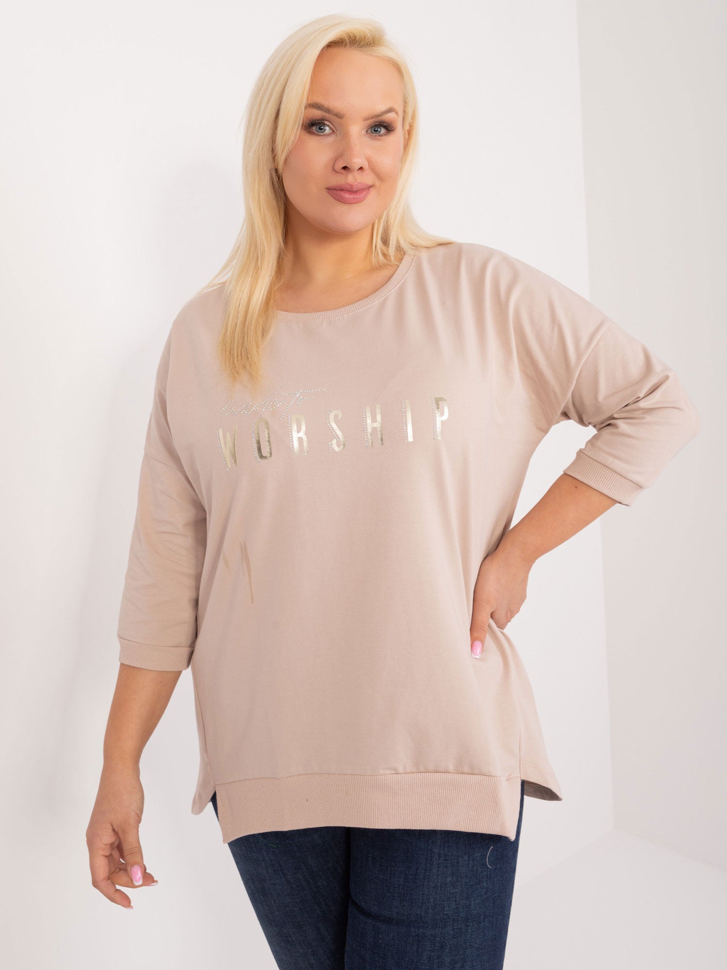 Beżowa asymetryczna bluzka plus size z napisem