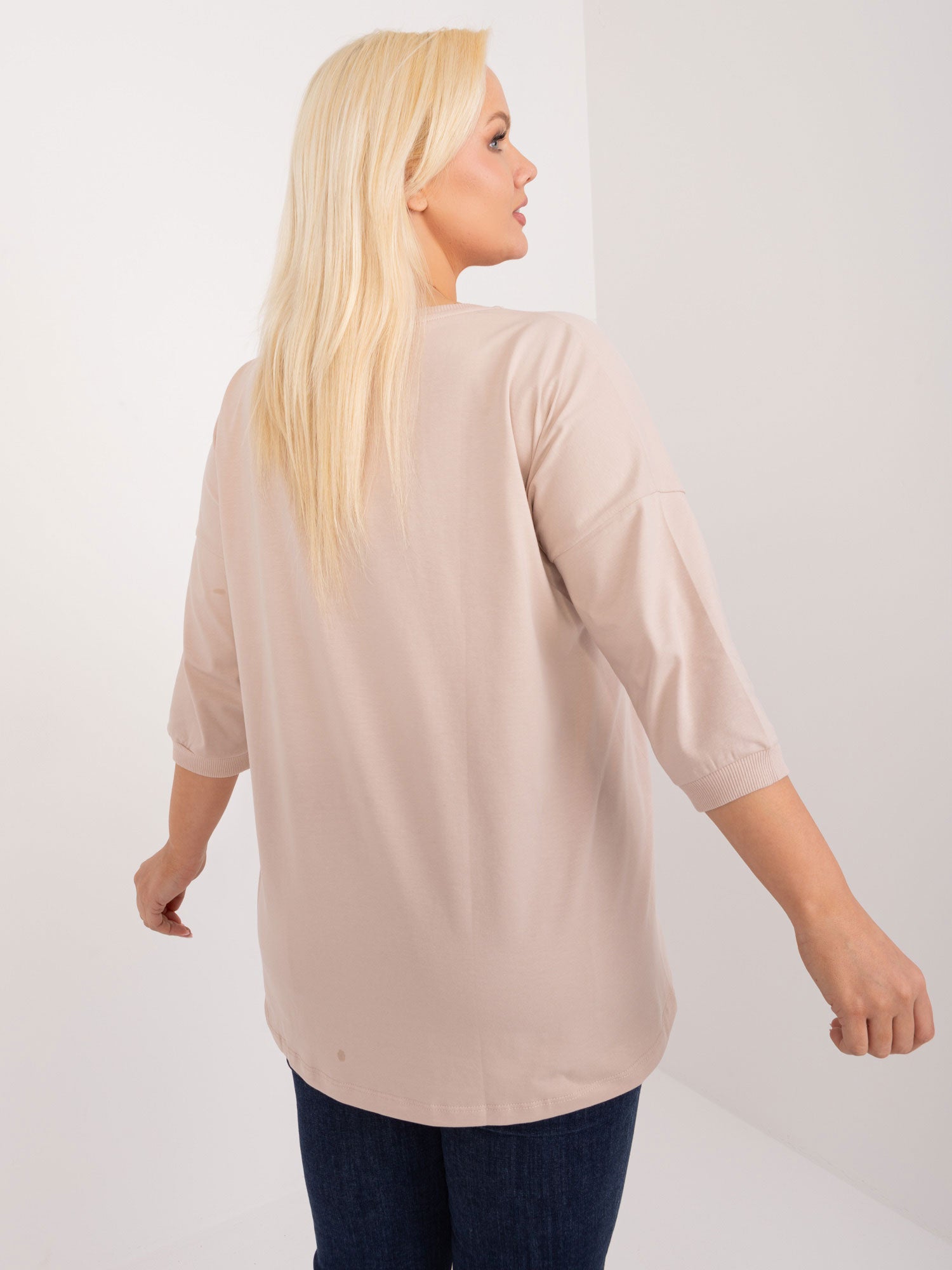 Beżowa asymetryczna bluzka plus size z napisem