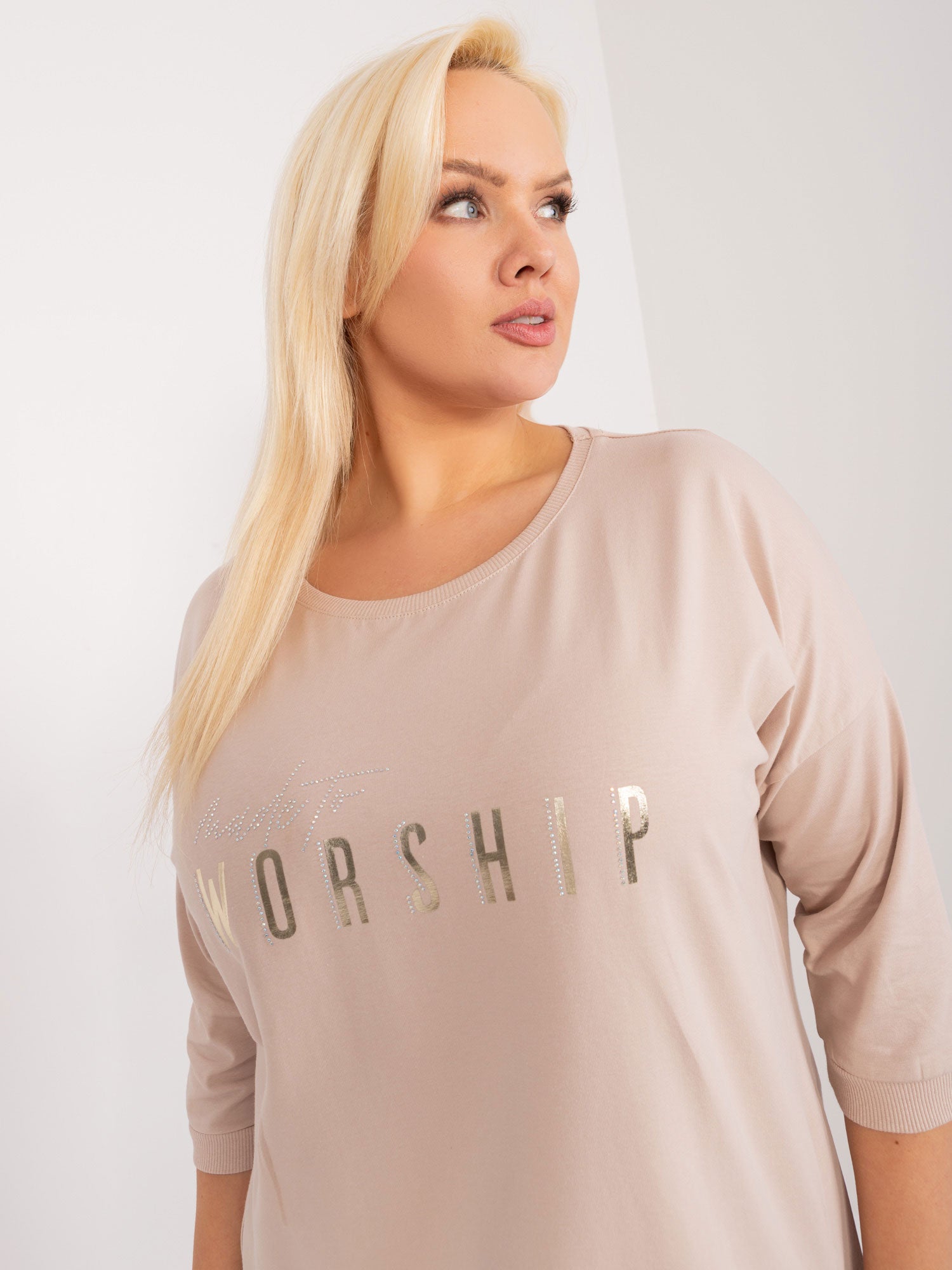 Beżowa asymetryczna bluzka plus size z napisem