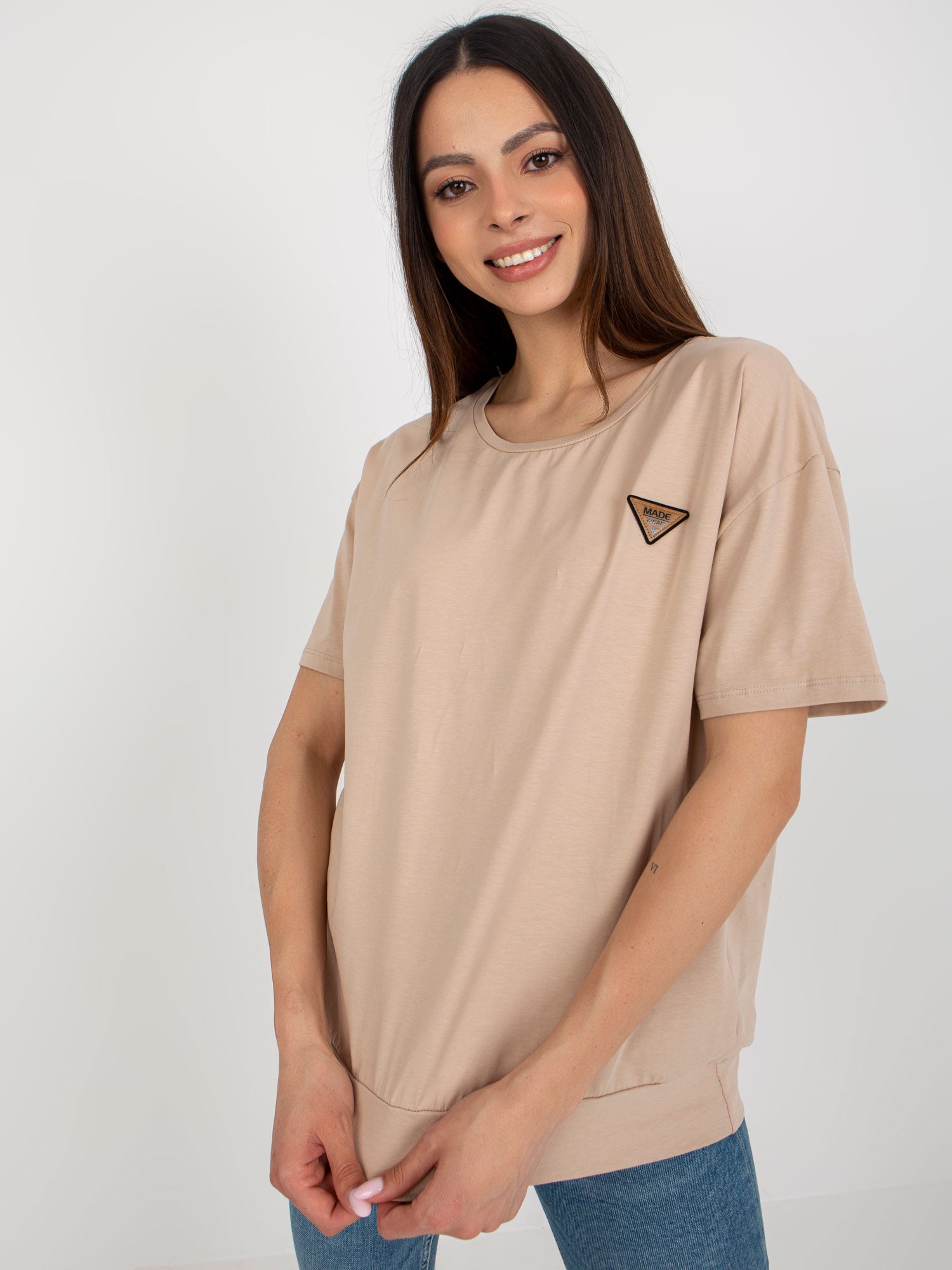 Beżowa bluzka oversize z krótkim rękawem