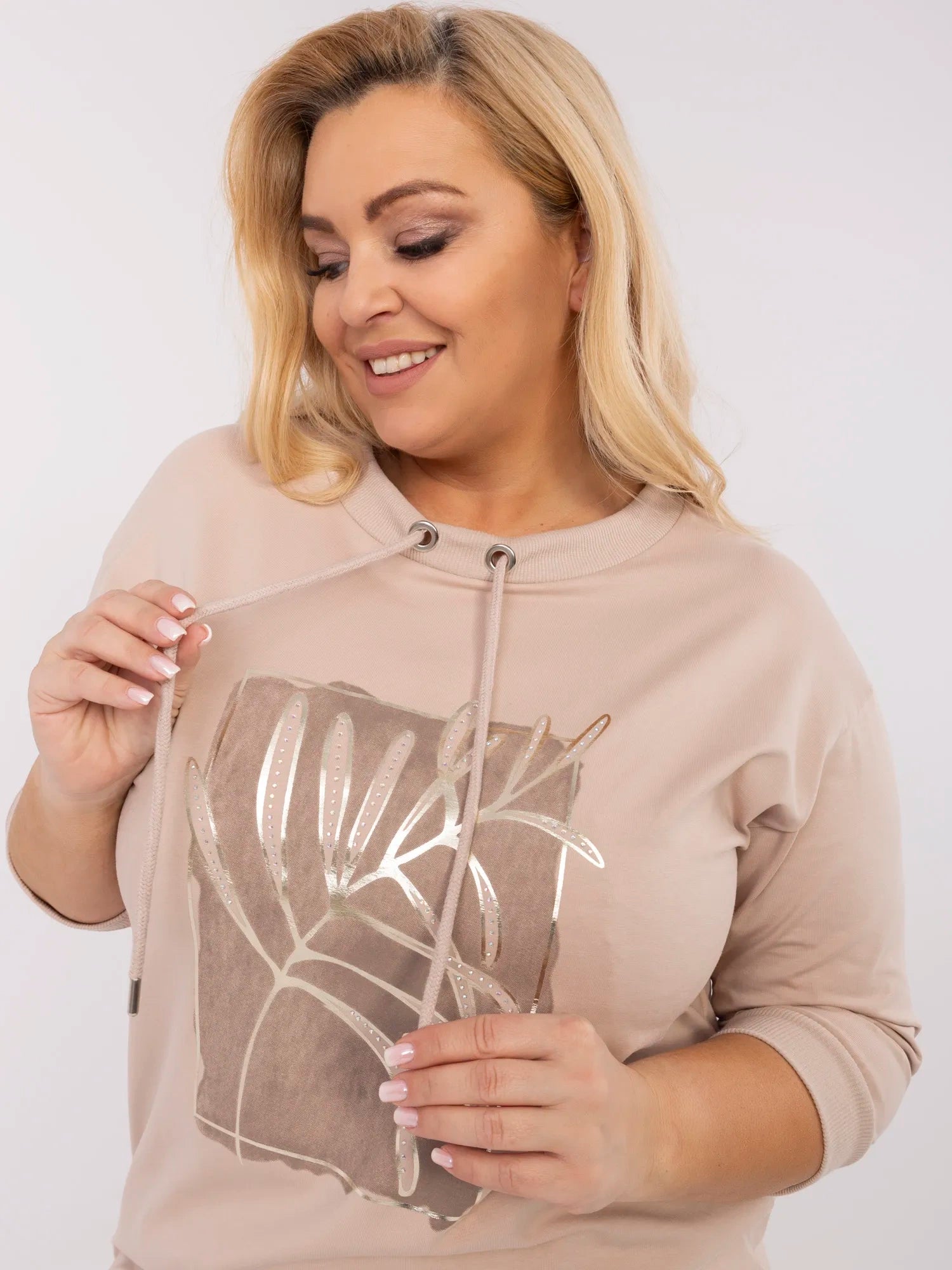 Beżowa damska bluzka plus size z nadrukiem