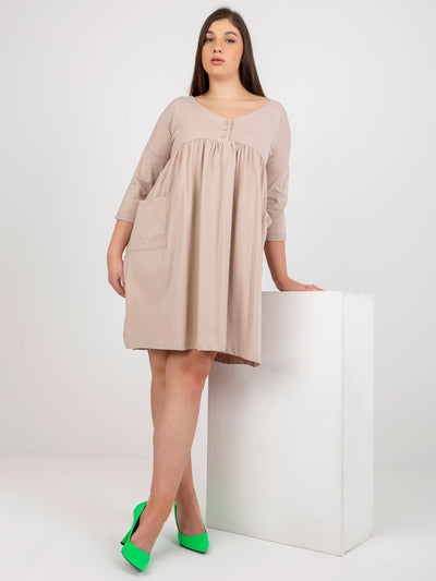 Beżowa sukienka plus size basic z kieszeniami