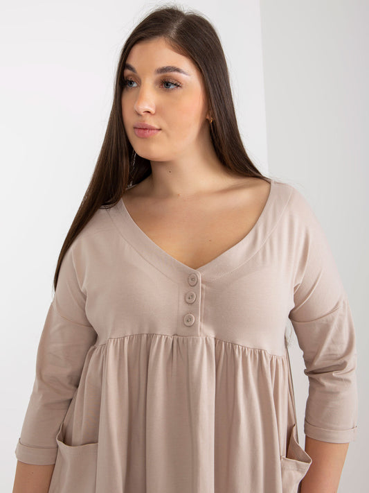 Beżowa sukienka plus size basic z kieszeniami