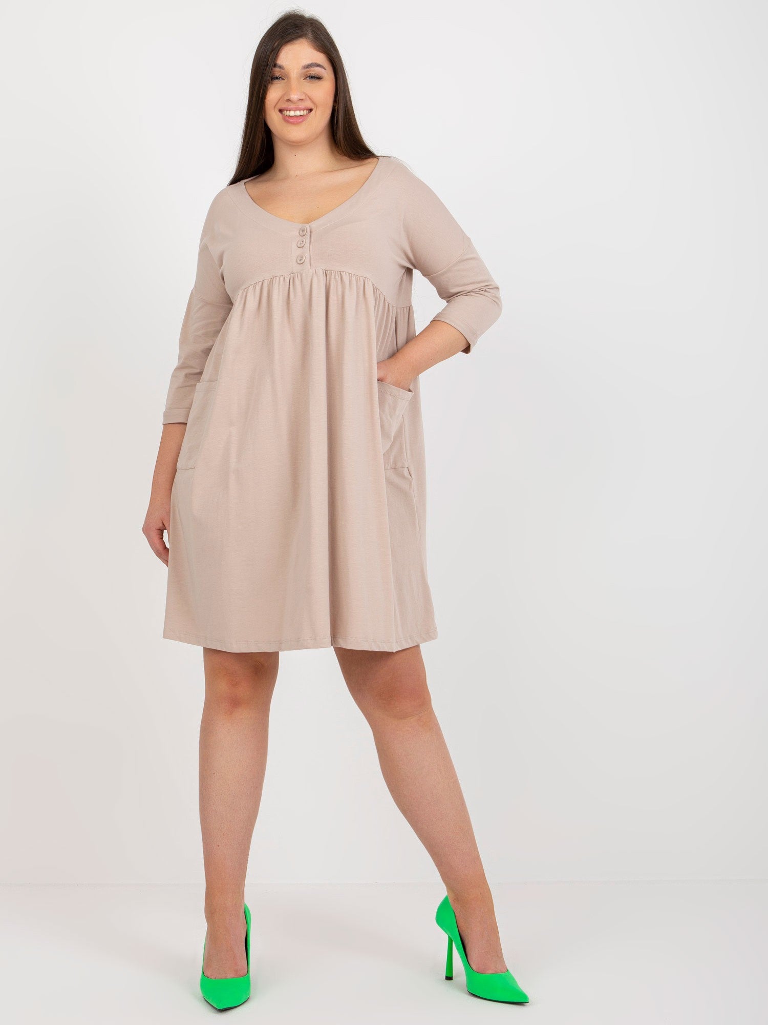 Beżowa sukienka plus size basic z kieszeniami