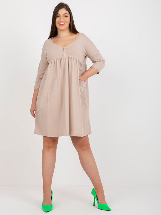 Beżowa sukienka plus size basic z kieszeniami