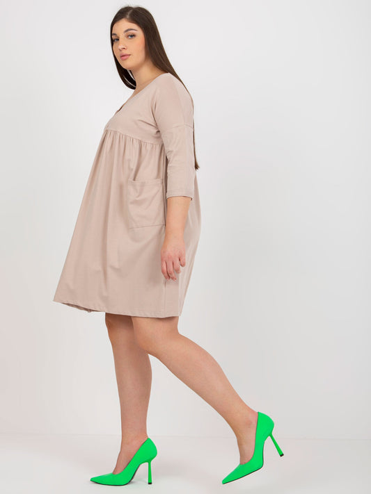 Beżowa sukienka plus size basic z kieszeniami