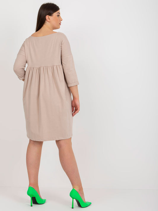 Beżowa sukienka plus size basic z kieszeniami