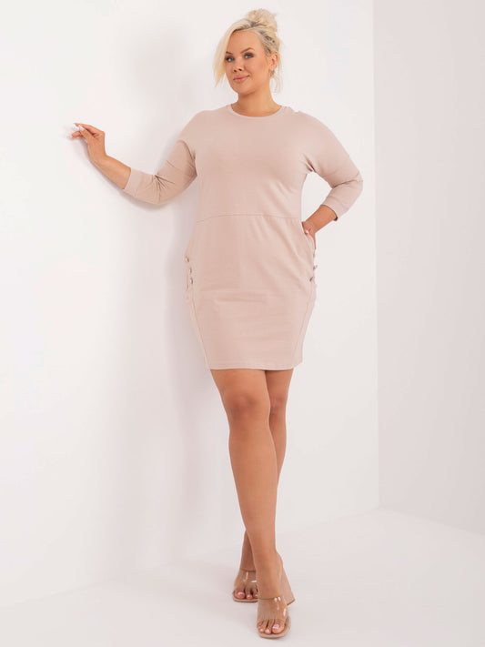 Beżowa dresowa sukienka plus size z guzikami