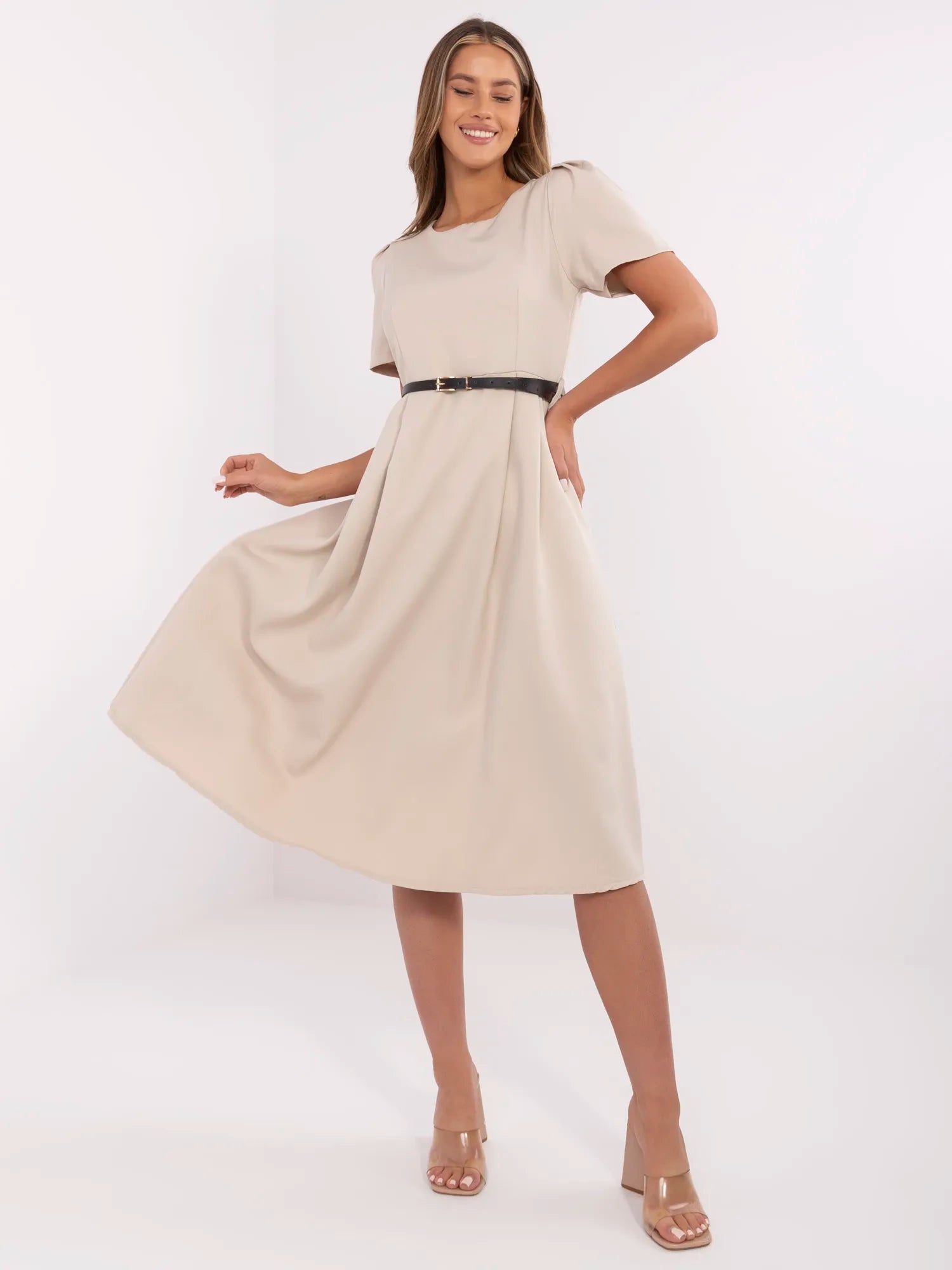 Beżowa elegancka sukienka z krótkim rękawem