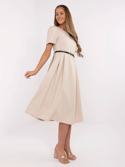 Beżowa elegancka sukienka z krótkim rękawem