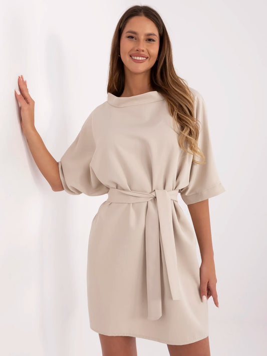 Beżowa elegancka sukienka z wiązanym paskiem