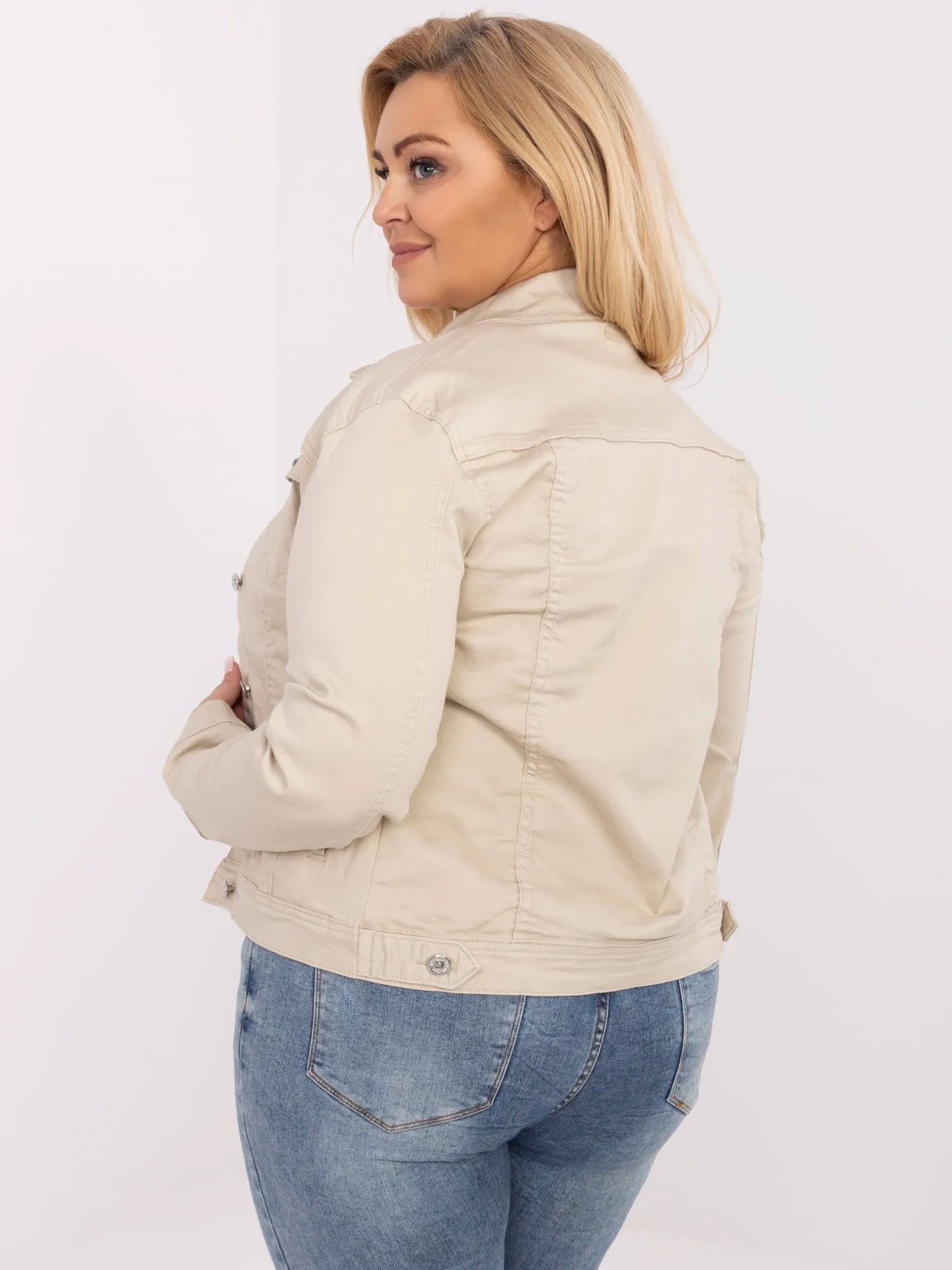 Beżowa jeansowa kurtka plus size z kołnierzykiem