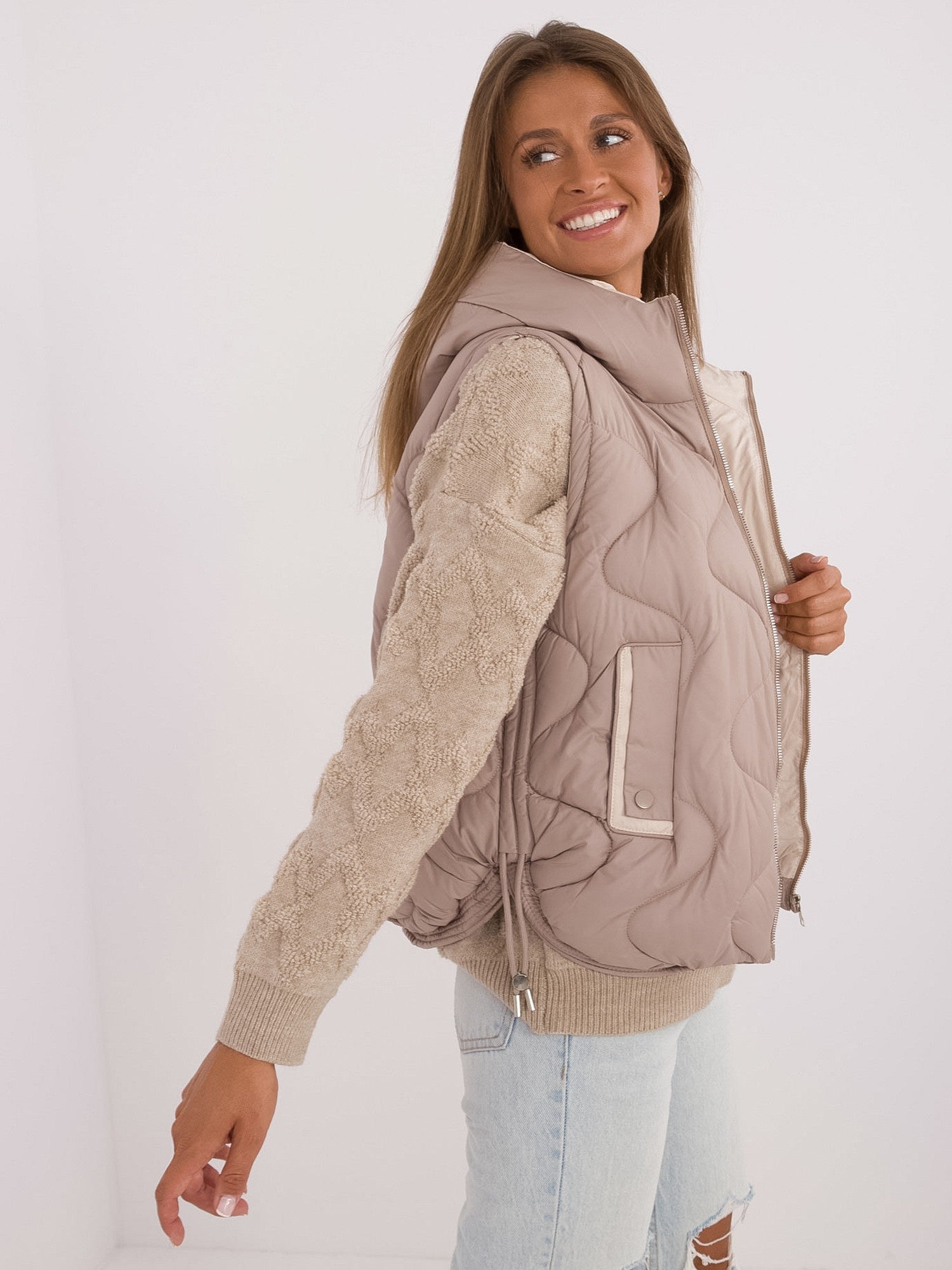 Beżowa kamizelka puchowa z kieszeniami
