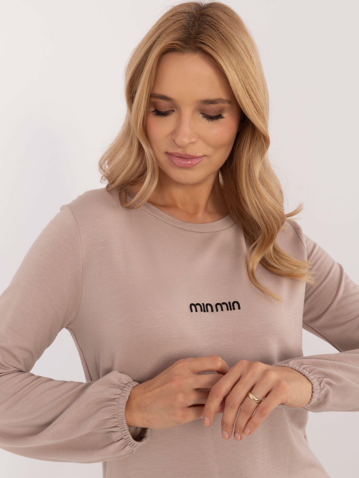 Beżowa luźna bluzka longsleeve z napisem