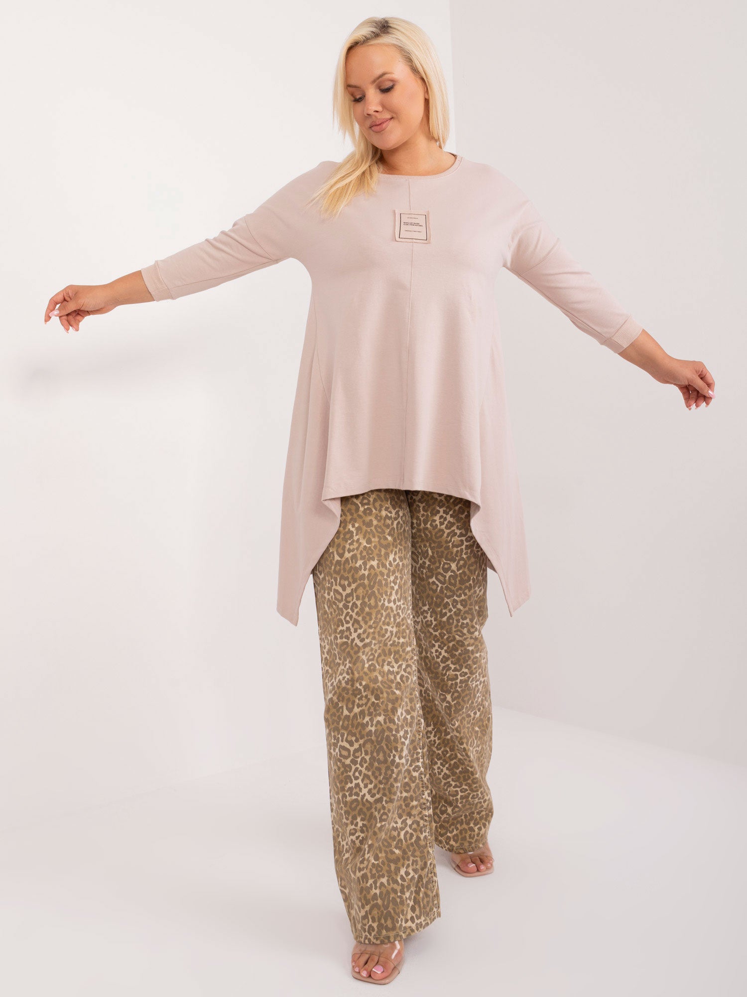 Beżowa asymetryczna bluzka plus size z okrągłym dekoltem