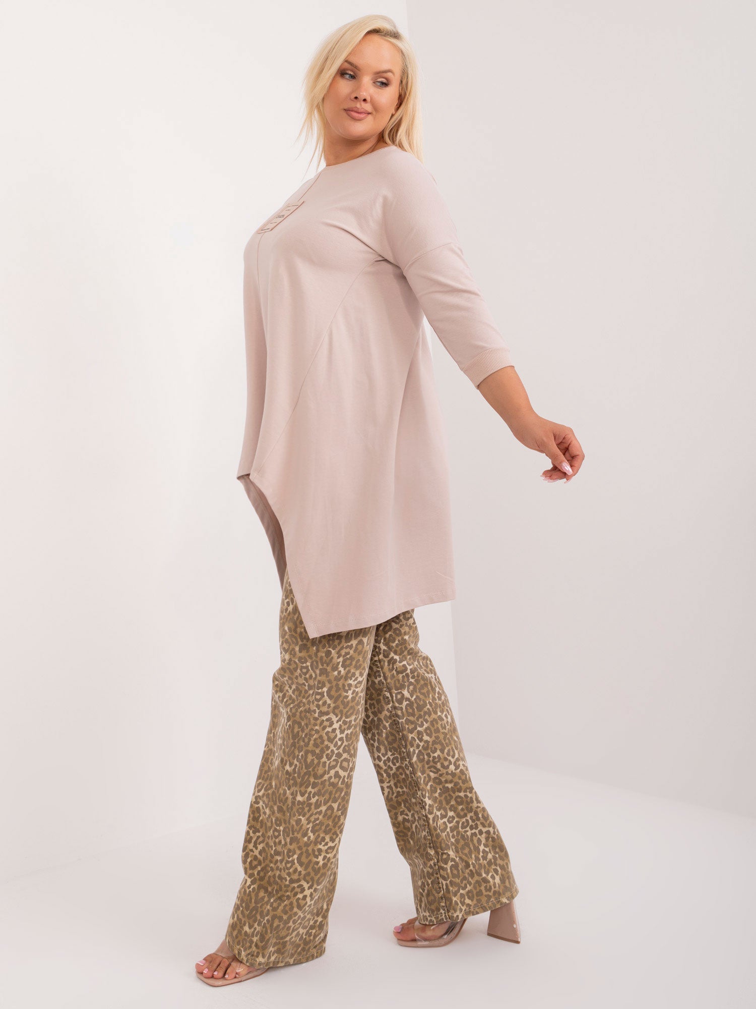 Beżowa asymetryczna bluzka plus size z okrągłym dekoltem