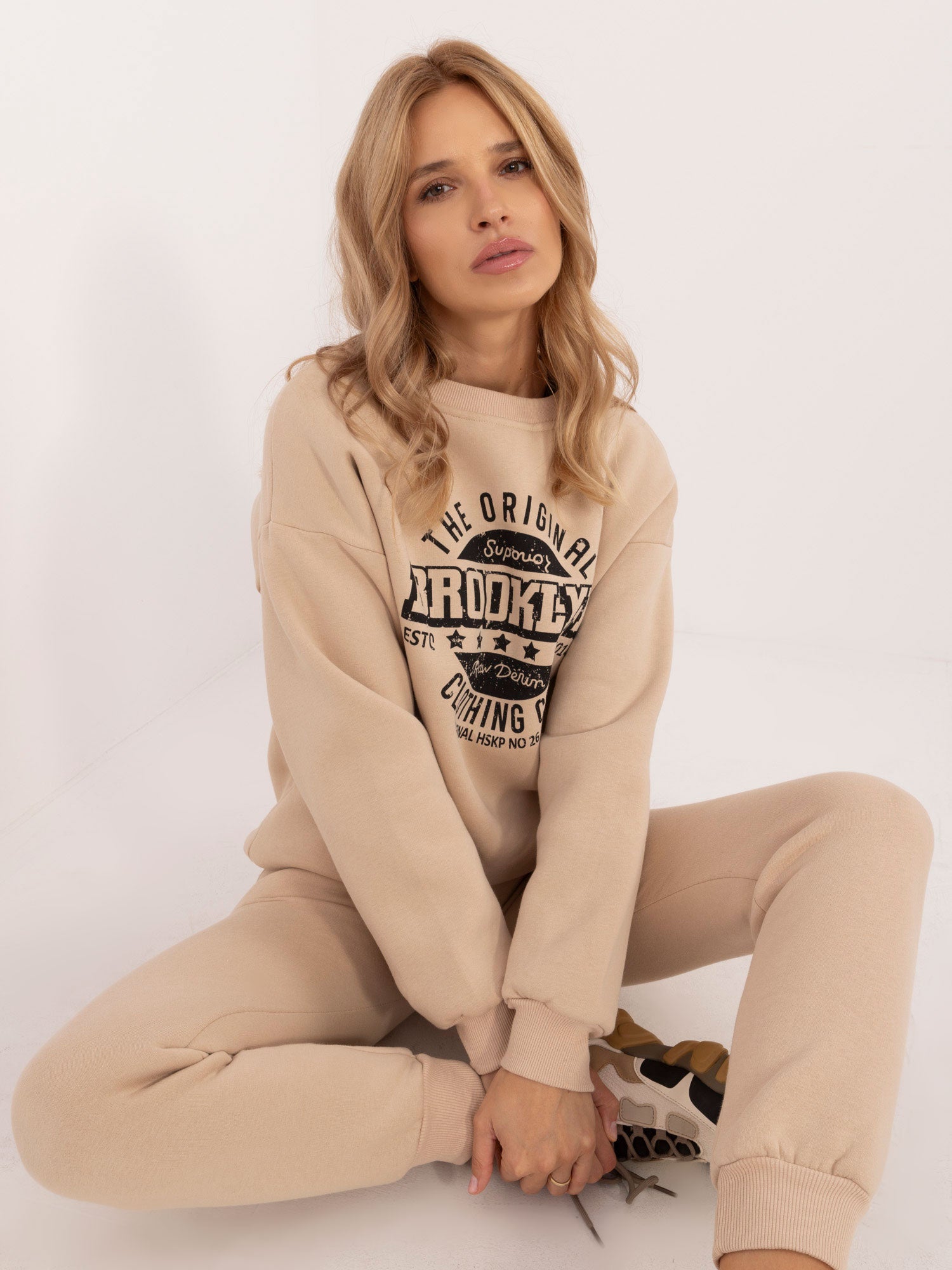 Beżowa damska bluza oversize z printem