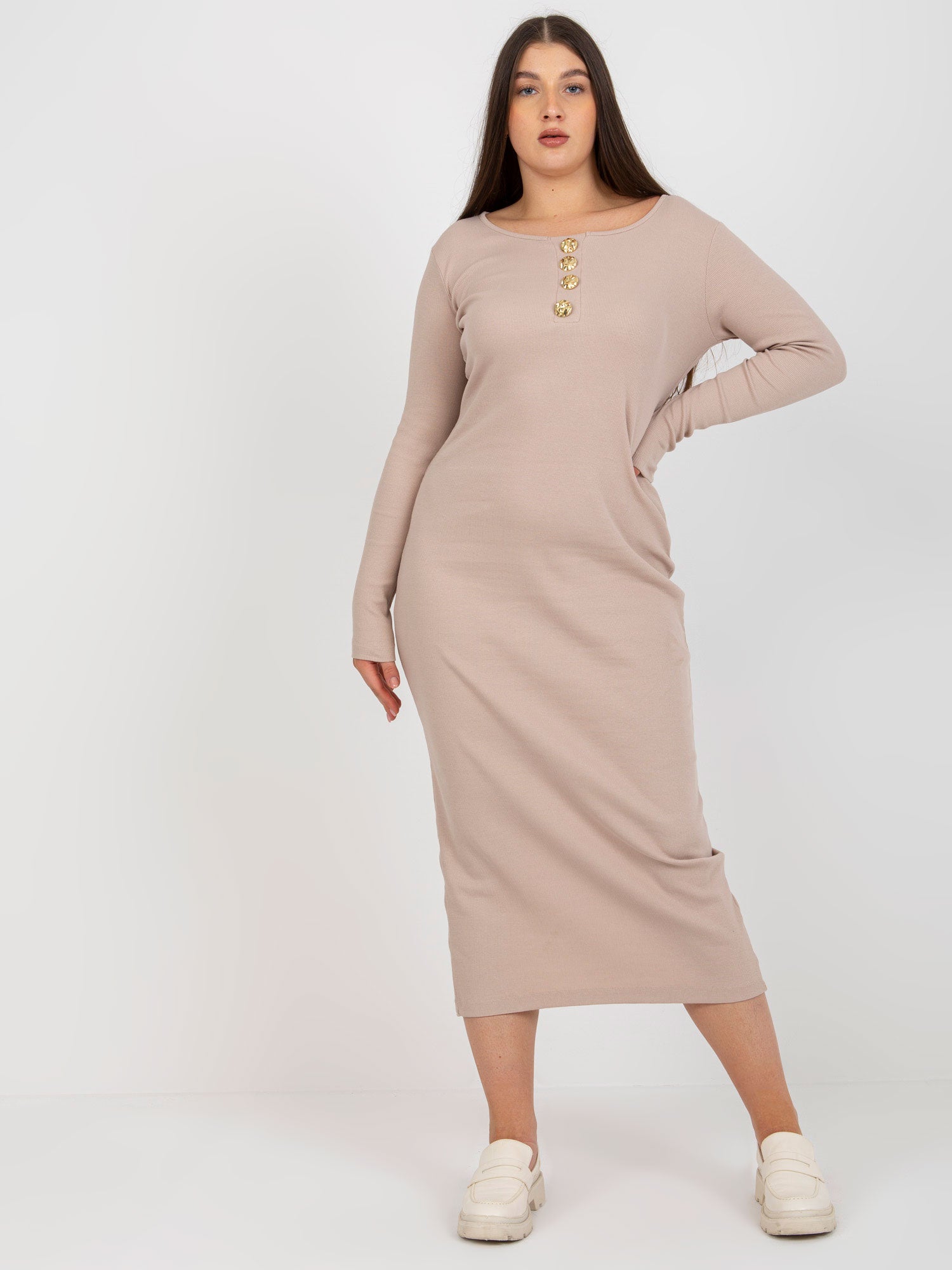 Beżowa prążkowana sukienka plus size z długim rękawem