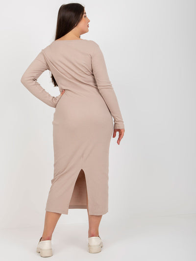 Beżowa prążkowana sukienka plus size z długim rękawem
