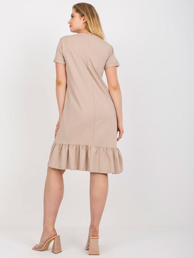 Beżowa bawełniana sukienka plus size z falbaną z tyłu