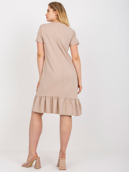 Beżowa bawełniana sukienka plus size z falbaną z tyłu