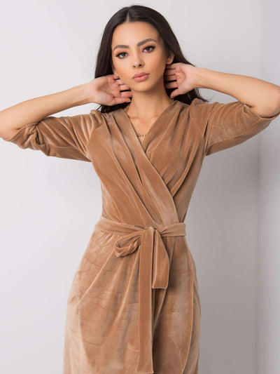 Beżowa sukienka welurowa z paskiem