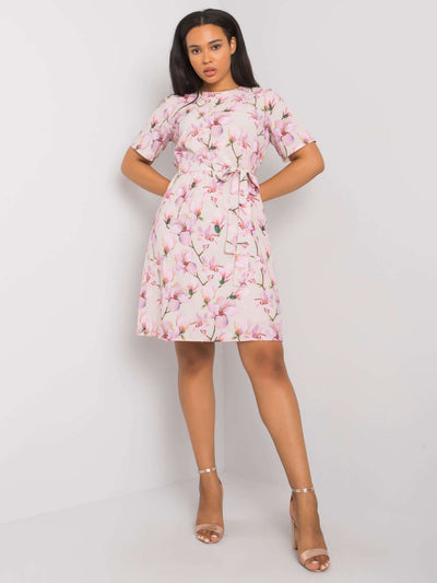 Beżowa sukienka plus size w kwiaty z wiązaniem