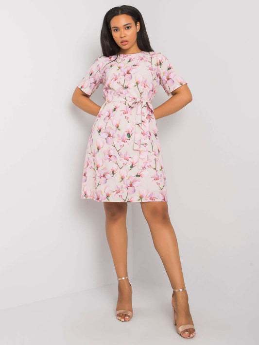 Beżowa sukienka plus size w kwiaty z wiązaniem