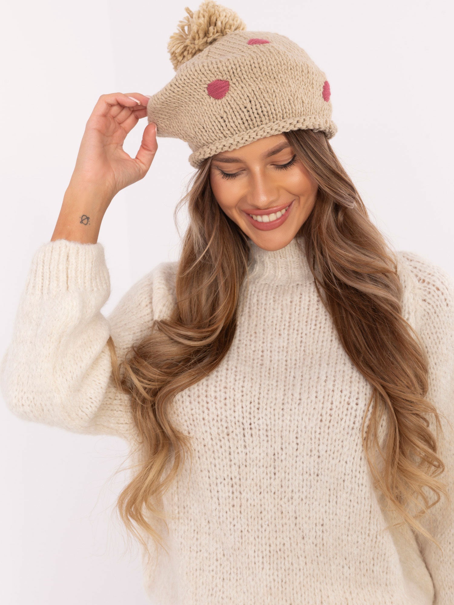 Beżowa zimowa czapka typu beret