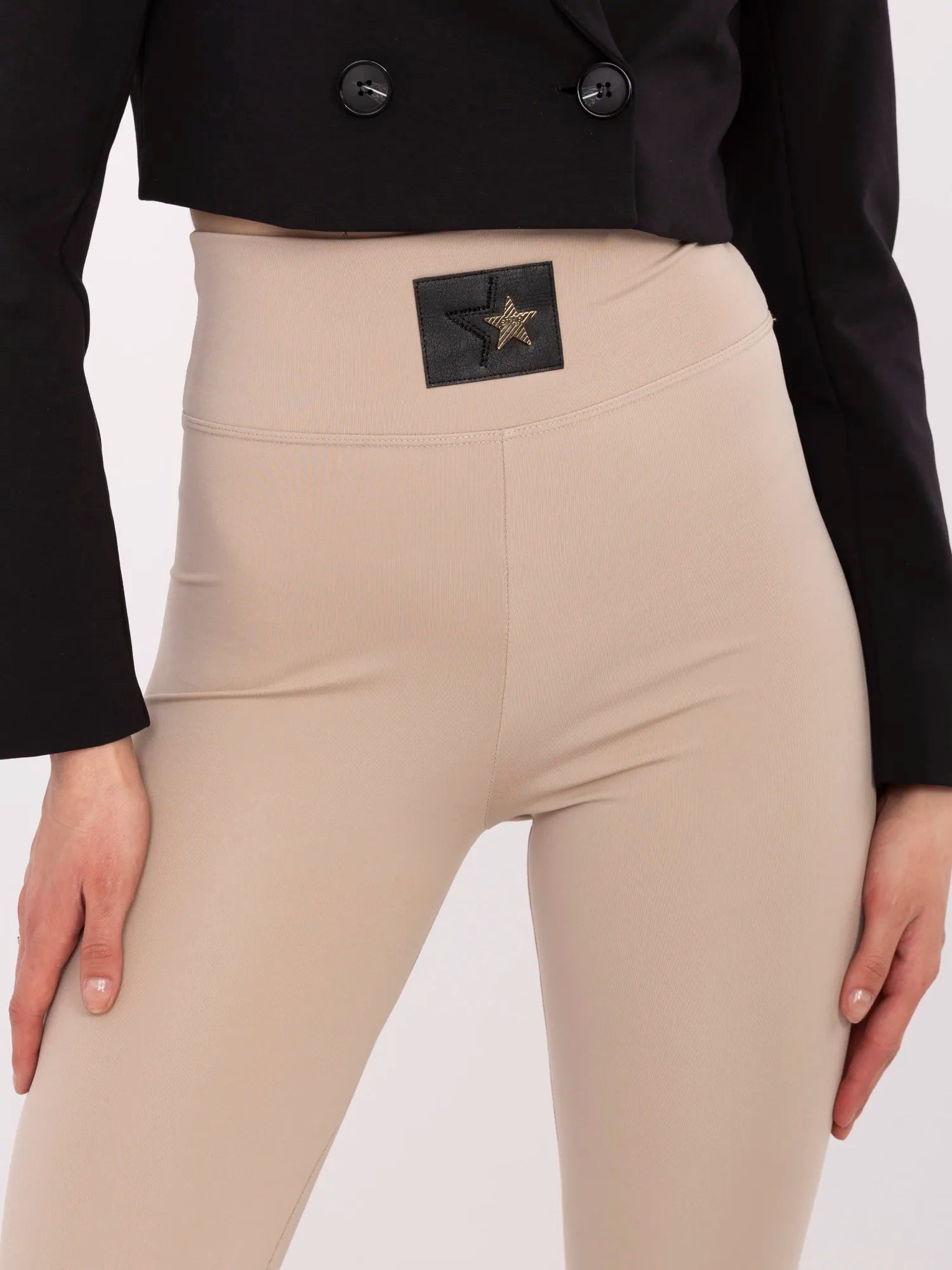 Beżowe damskie legginsy z ozdobną naszywką
