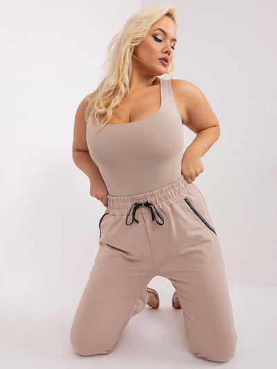 Beżowe dresowe spodnie plus size z troczkami Savage