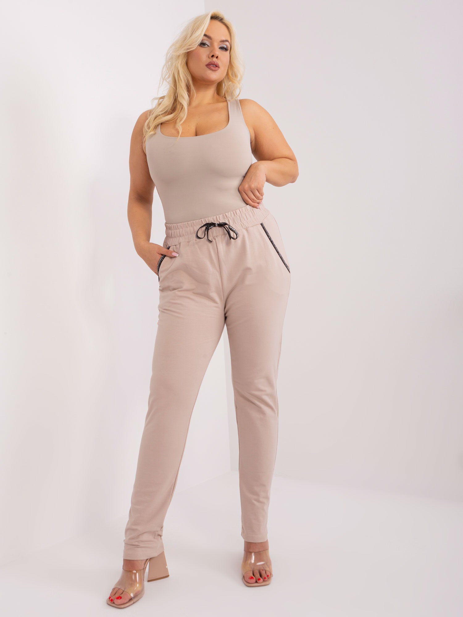 Beżowe dresowe spodnie plus size z troczkami Savage
