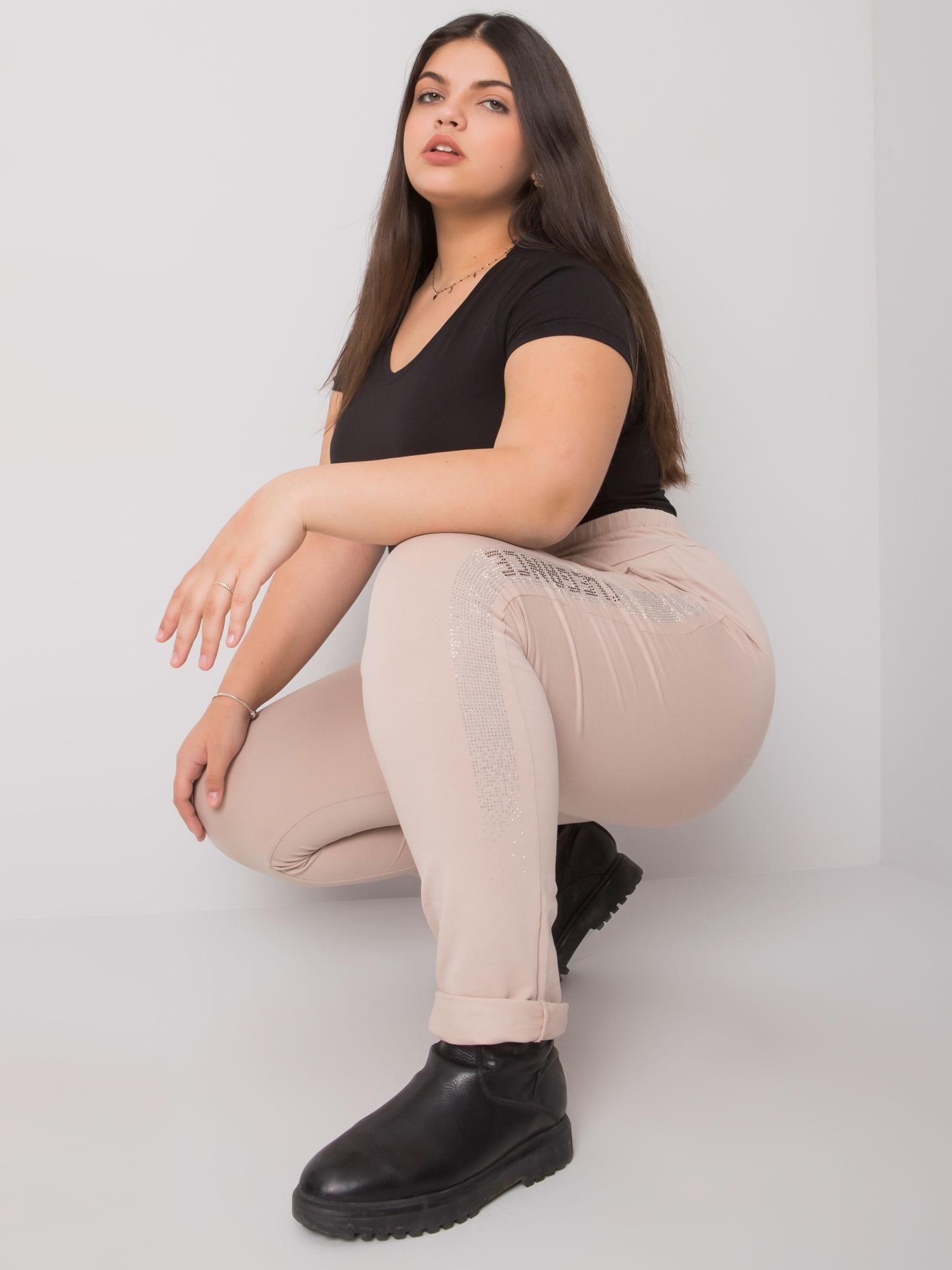 Beżowe spodnie dresowe plus size z dżetami