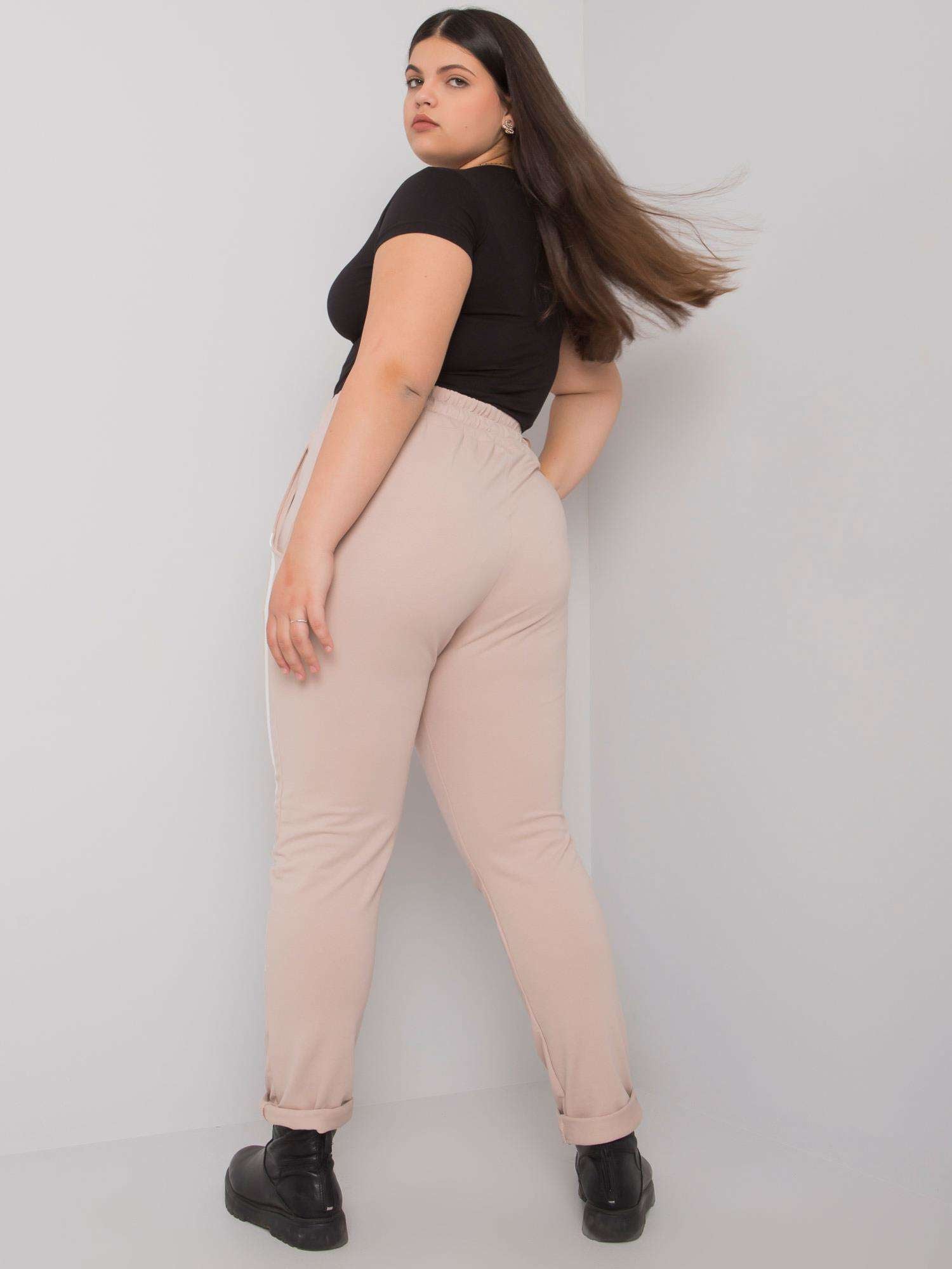 Beżowe spodnie dresowe plus size z printem