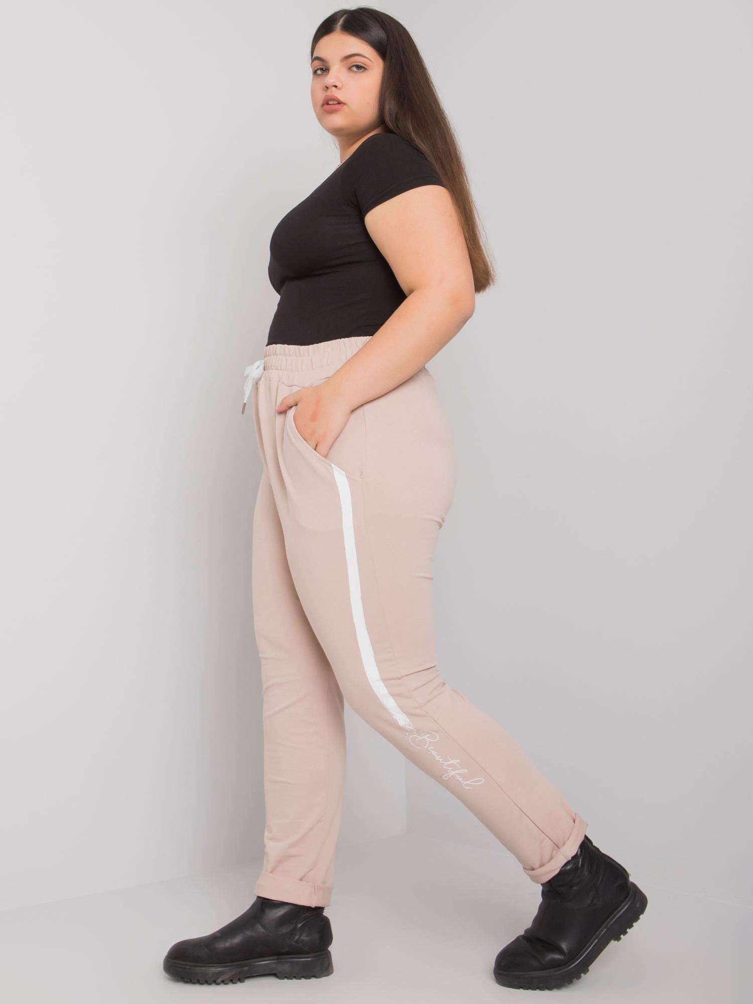 Beżowe spodnie dresowe plus size z printem