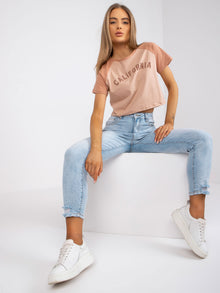 Beżowo-camelow t-shirt z nadrukiem i okrągłym dekoltem