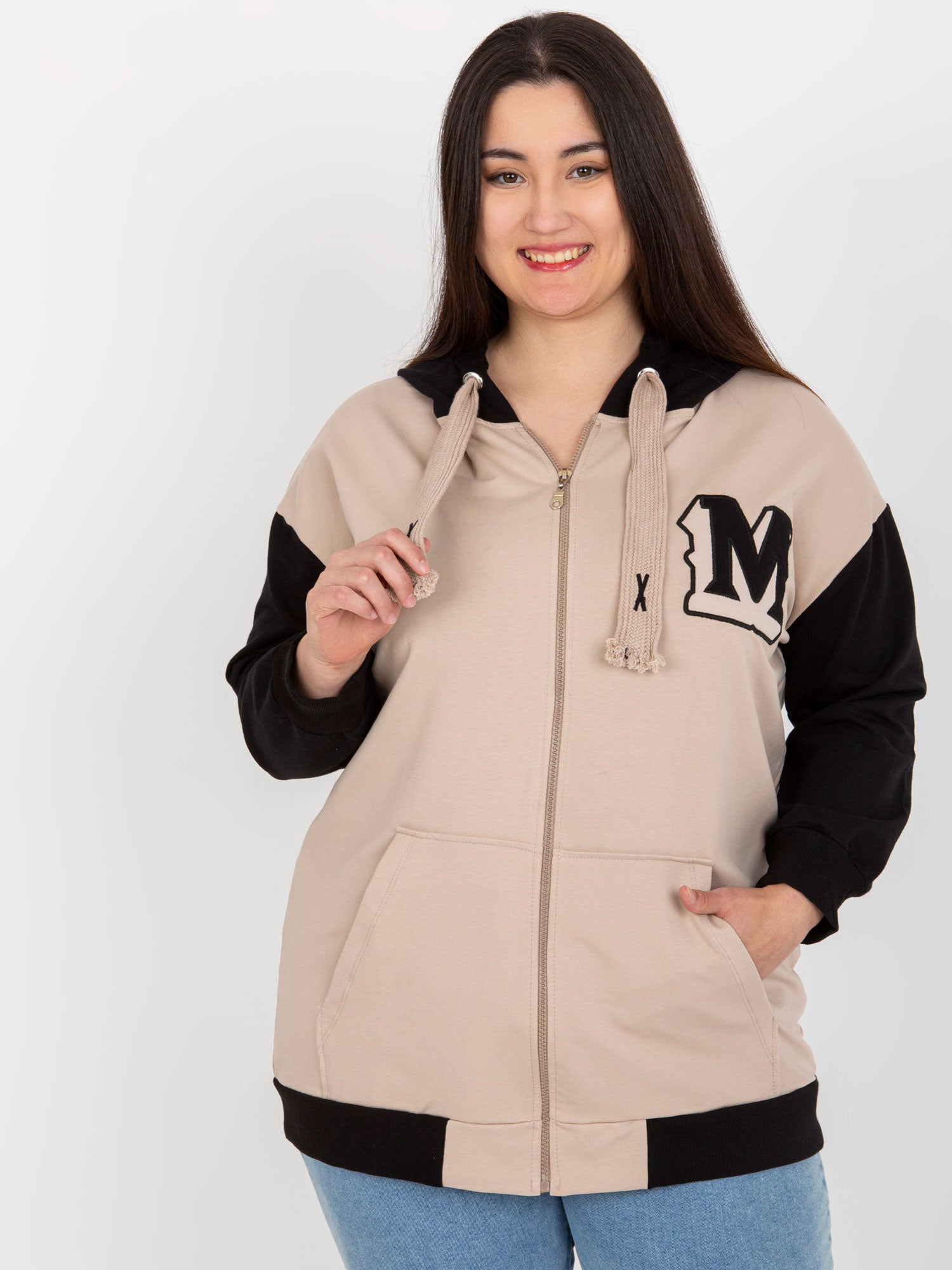 Beżowo-czarna rozpinana bluza plus size z naszywką