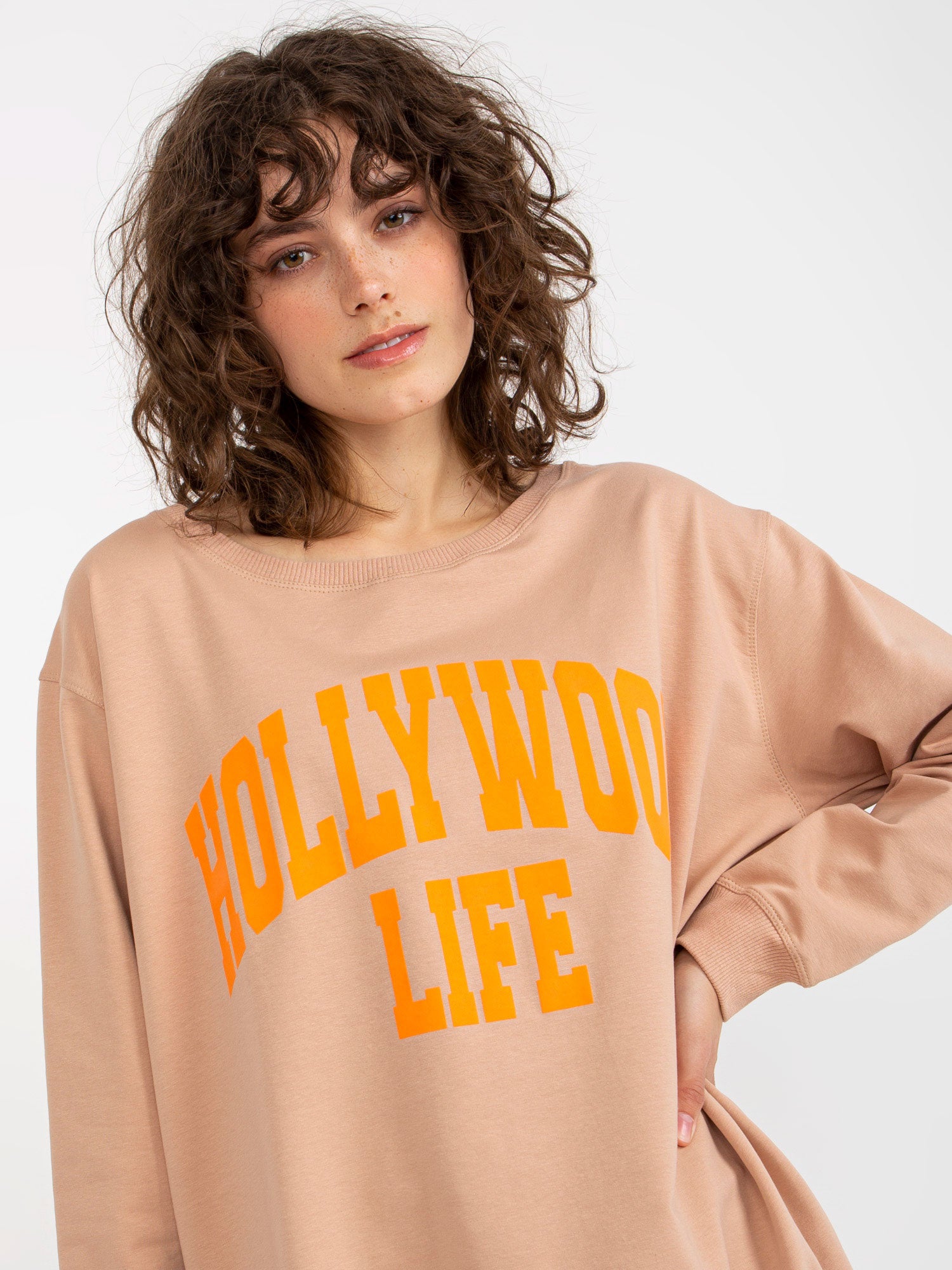 Beżowo-pomarańczowa długa bluza oversize z napisem