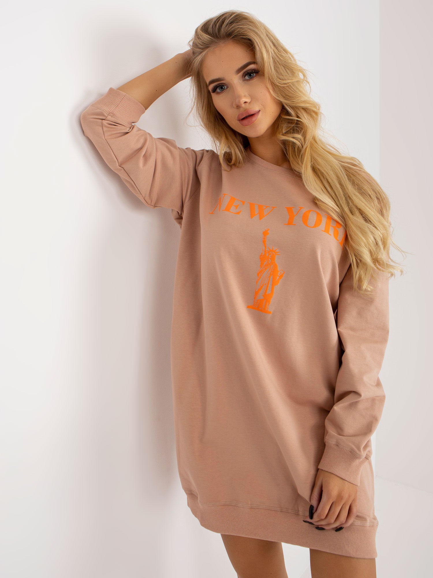 Beżowo-pomarańczowa długa bluza oversize z nadrukiem