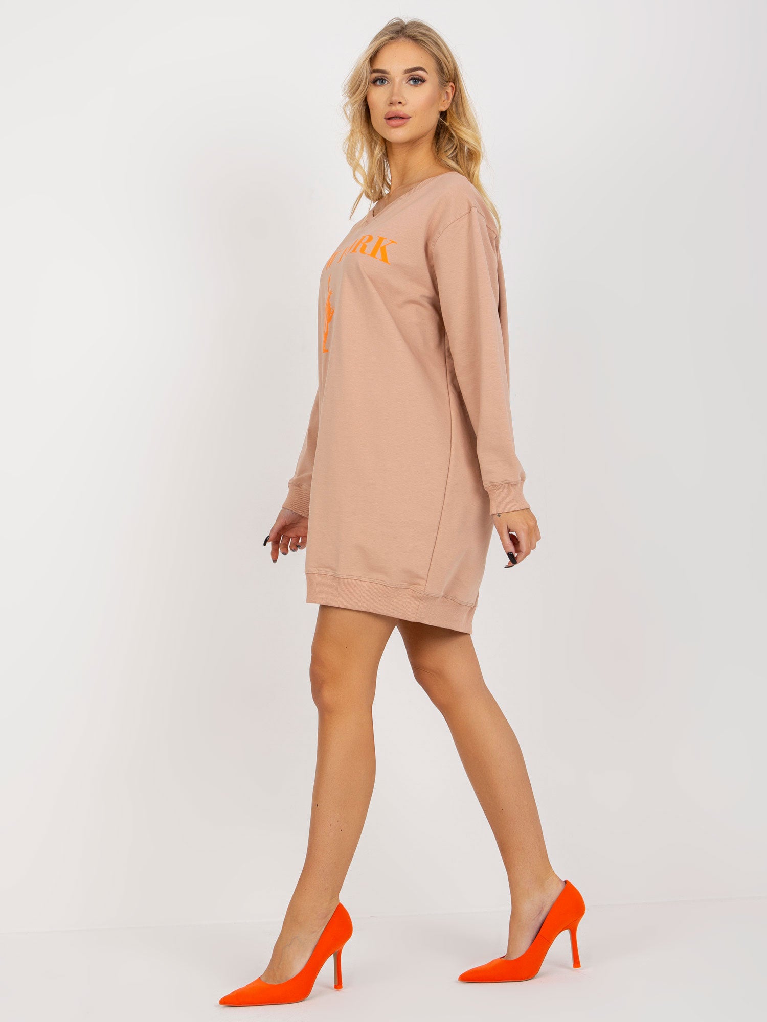 Beżowo-pomarańczowa długa bluza oversize z nadrukiem