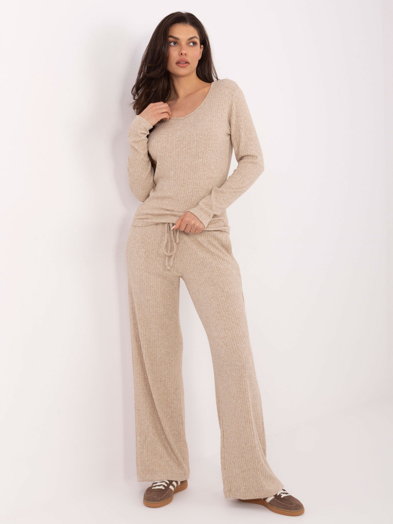 Beżowy damski sweter basic w prążek