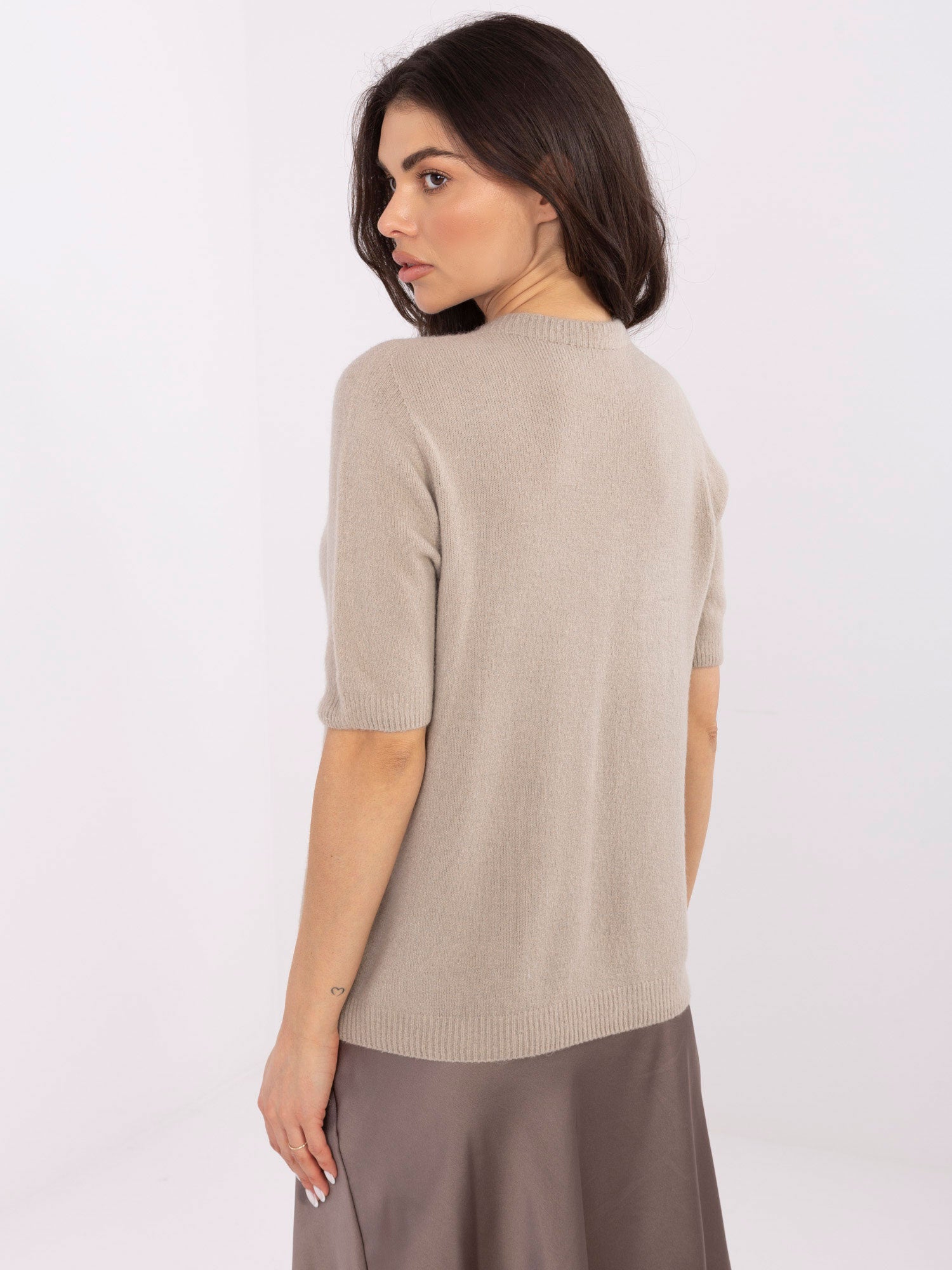 Beżowy sweter basic z miękkiej dzianiny