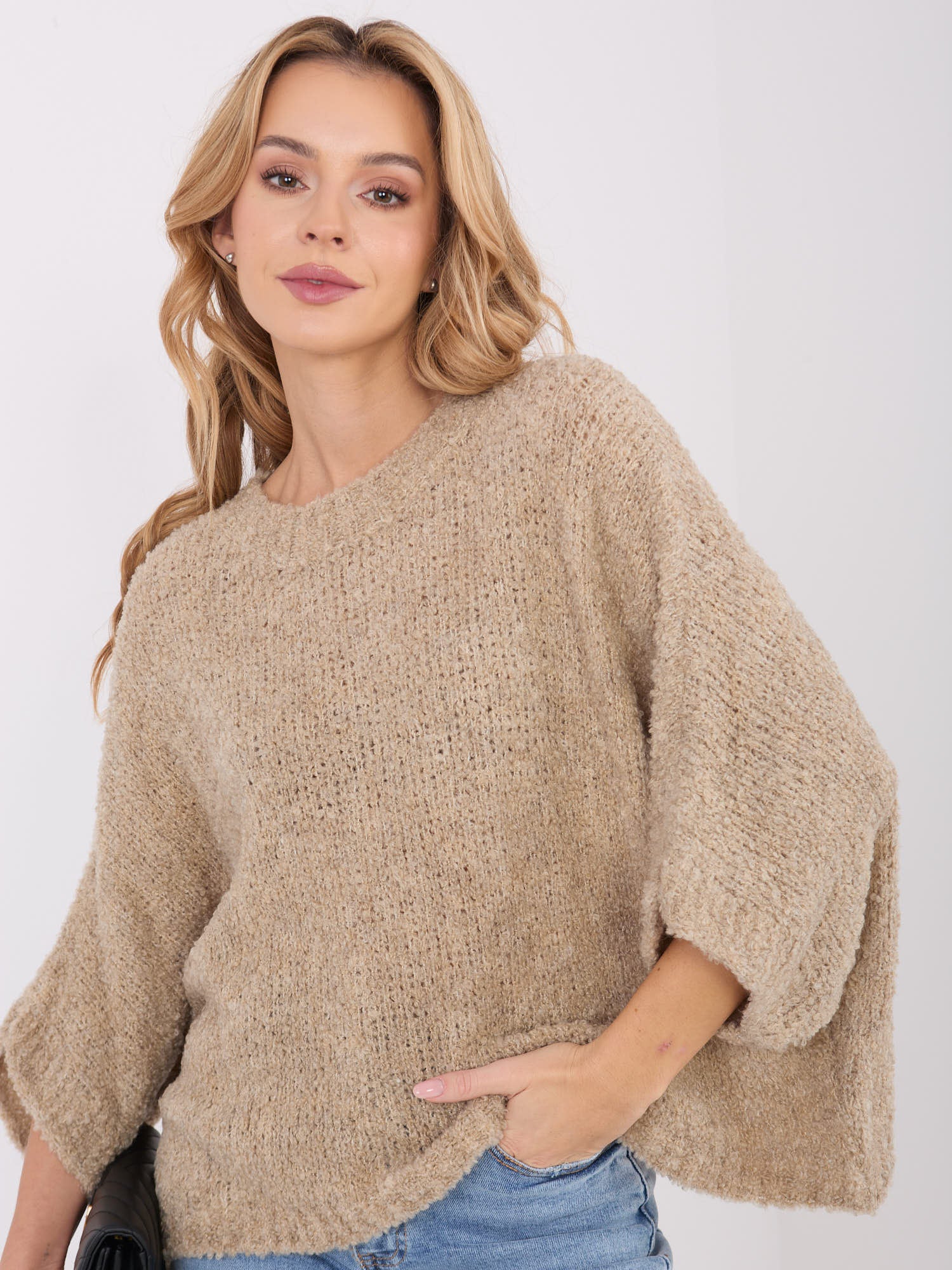 Beżowy damski sweter boucle z rękawem 3/4